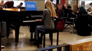 Рояль и музыка в аэропорту Мальты. Сыграть может любой пассажир.