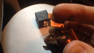 Mercedes-Benz S320 (W220) реле компрессора пневмоподвески