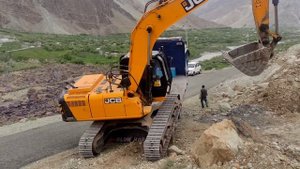 Unloading of JCB JS 205
