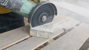Алмазный диск распиливает тротуарную плитку!