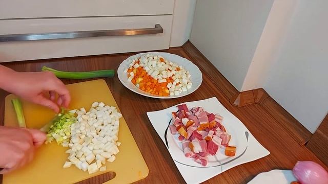 5 минут немецкой кухни|чечевичный суп с копчёными колбасками смотреть онлайн