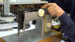 Швейная машина Чайка 132. Регулировка положения иглы относительно игольной пластины