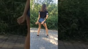 Девушка круто станцевала тверк