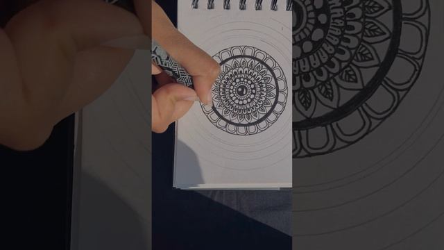 Simple black and white mandala ✨ смотреть онлайн