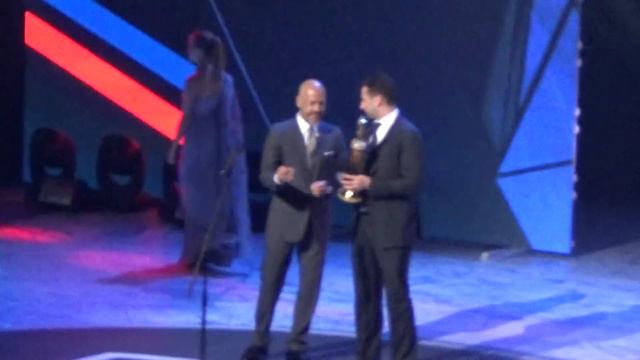 Роман Ротенберг получил приз из рук режиссера Федора Бондарчука