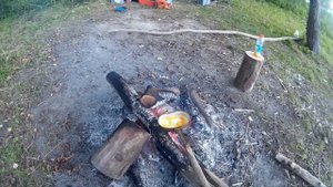 Яичница в армейском котелке. Eggs in army pot.