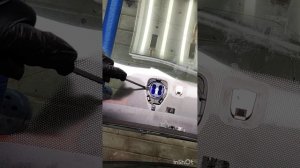 Снять датчик дождя и крепление зеркала заднего вида со стекла. Mitsubishi Outlander.