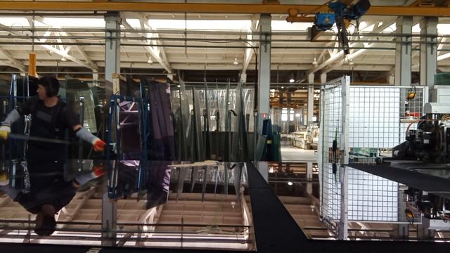 Резка стекла. Как режут стекло на заводе смотреть онлайн