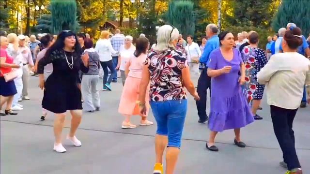 ТЫ ОЧЕНЬ КРАСИВА! СЕНТЯБРЬ 2023 ХАРЬКОВ ТАНЦЫ В ПАРК УКРАИНА! смотреть онлайн