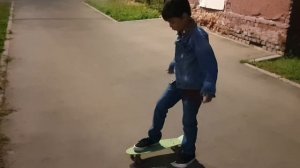 Юный блогер учит кататься на пенни борде