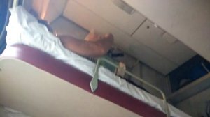 В поезде Аришка делает массаж стопы маме