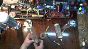 Два устройства для заправки хладагента в холодильник