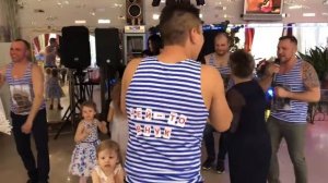 Внуки прикольно поздравили Бабушку с Днем Рождения!!! ПЕСНЯ МОЯ БАБУШКА ЛЮБИТ ВНУКОВ.