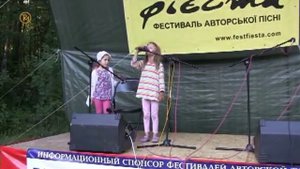 Маленькая девочка поёт песню "Катюша". Очень душевно и красиво.