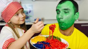Полина готовит еду цветные спагетти папе_Polina are preparing colored noodles