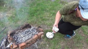 Картошка запеченная в фольге на углях. Potatoes baked on charcoal.