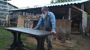 Заработок на селе. Стол из сосны готов к продаже.