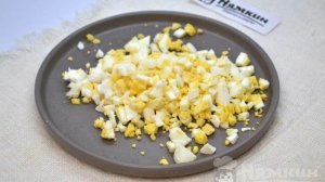 Салат из курицы, моркови по-корейски, яиц и огурцов в тарталетках на новогодний стол