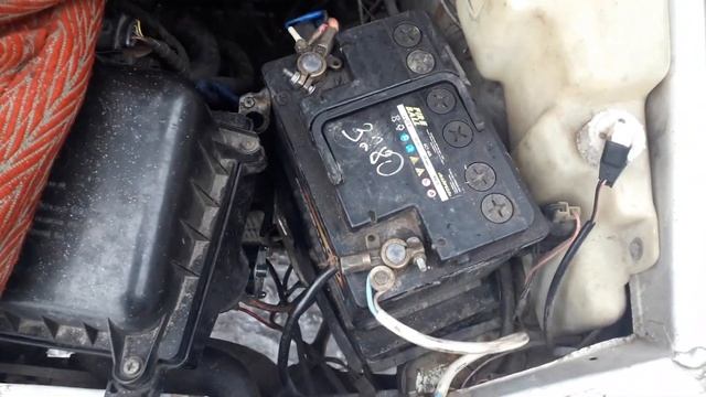 Какую клемму с аккумулятора снимать первую и ставить первую. смотреть онлайн