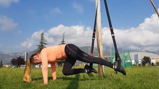 Подтягивание коленей поочередно в лентах TRX в упоре смотреть онлайн
