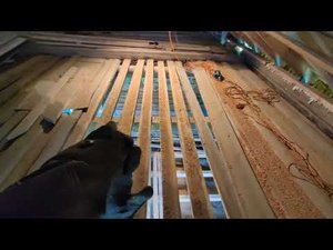 Разбираем и строгаем старый потолок.