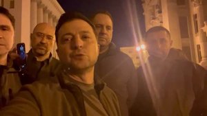 Зеленский опубликовал видео с Банковой улицы в центре Киева.. Мы все тут, мы защищаем Украину.