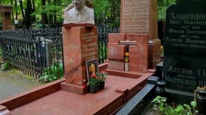 Играет дудук на армянском Ваганьковском кладбище