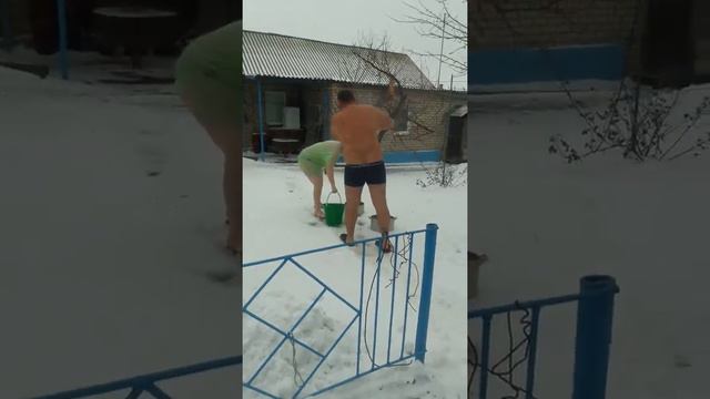 Когда в прорубь не захотели на крещение!обливание ледяной водой-dousing with ice water