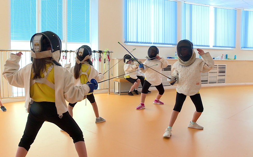В Липецке школьники с первого класса занимаются фехтованием и теннисом