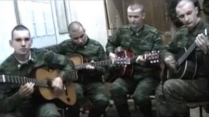 Солдаты играют на гитаре