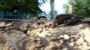 Траншея и фонтанчик из трубы водопровода в центре Херсона. Нужно менять все коммуникации в ЖКХ.