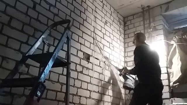 Штробление кирпичной стены. Трасса кондиционера