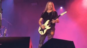 Alice in Chains - Nutshell (with solo)