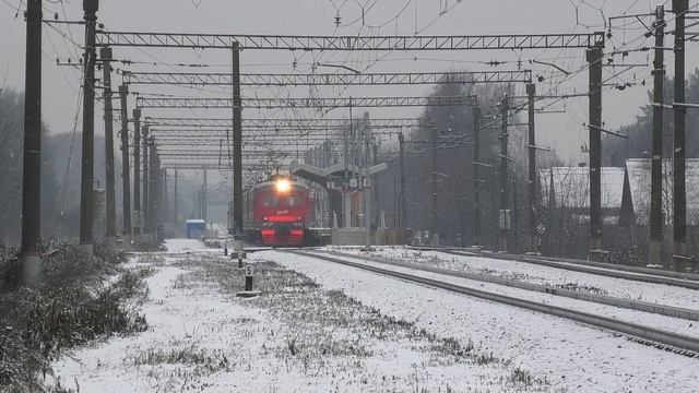 ЭР2Р-7024 сообщением Москва - Шатура делает остановку на о.п. Вялки смотреть онлайн