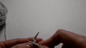 Как начать вязать спицами и провязать первый ряд лицевыми петлями.