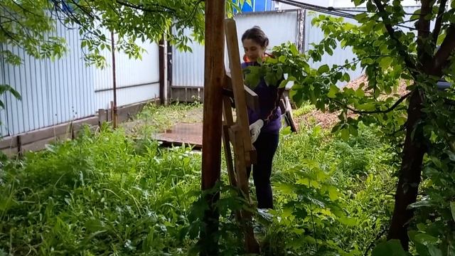 Устраняем последствия сильного ветра, для этого лезу на высокий столб