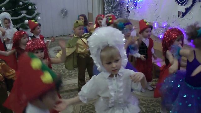 Игра на новогоднем утреннике 2014 в средней группе .Раз Два Три - Ёлочка,Гори ! . смотреть онлайн