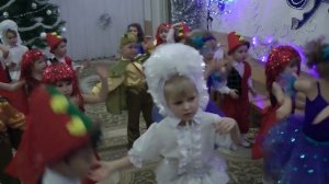 Игра на новогоднем утреннике 2014 в средней группе .Раз Два Три - Ёлочка,Гори ! .
