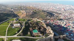 Дербент: крепость Нарын-Кала, городская крепостная стена и маяк с дрона | Russia 4K | Дагестан 4К