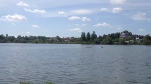 ЛЮДИ КУПАЮТСЯ В ОЗЕРЕ.МАЙ 2017.СЕННИЦА.