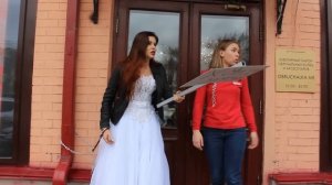 Девушка в свадебном платье приковала себя наручниками к ювелирному