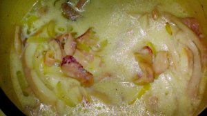 Кальмары в сметанно-яичном соусе