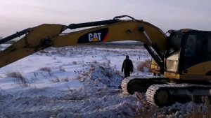 Достаем бульдозер из болота.