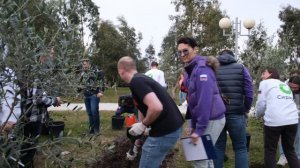 Иностранцы посадили деревья Орнитологическом парке на ВФМ.