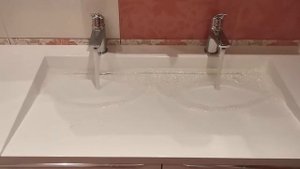 Раковина с щелевым сливом на 2 смесителя