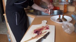 Потрошение окуня китайскими палочками.