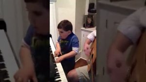 6 летний аутист играет на пианино