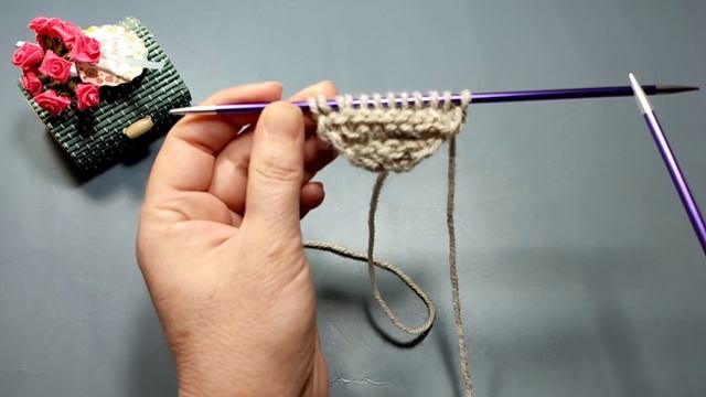 Эту шапку вяжут больше 40 лет  и она всегда в моде. Попетельный мастер класс.