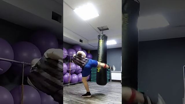 Мидл кики правой ногой. Тайский бокс. Муай тай. Фитнес. Отработка ударов ноги на боксерском мешке.