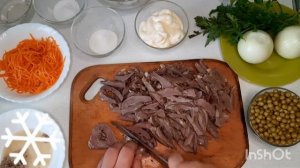Салат с сердцем и маринованным луком